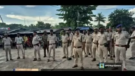 कुमारखंड: कुमारखंड पुलिस ने निकाला फ्लैग मार्च, लोगों से शांतिपूर्ण माहौल में पर्व मनाने की अपील