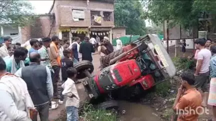 गुना: बरखेड़ा गिर्द गांव में पुलिया में गिरा ट्रैक्टर, नशे में था ड्राइवर, दो लोग बाल-बाल बचे