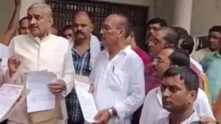 लालगंज: लालगंज कैम्प कार्यालय पर स्कूलों को पेयरिंग के नाम पर बंद करने से नाराज शिक्षकों ने राज्यसभा सांसद को सौंपा ज्ञापन