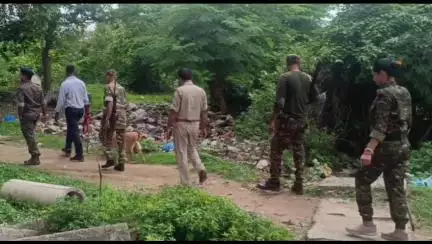 ओबरा: ओबरा प्रखंड मुख्यालय के नट मुहल्ले में शराब के खिलाफ डॉग स्क्वायड ने की कार्रवाई, 8 लीटर देशी शराब बरामद