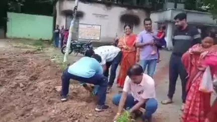 ସୁନ୍ଦରଗଡ ସହର: ମହାଦେବ ପଡ଼ା ଶିବ ମନ୍ଦିର ଠାରେ ବନ ମହୋତ୍ସବ ସପ୍ତାହ ପାଳନ ଅବସରରେ ମାଁ ପାଇଁ ଗଛ ଟିଏ କାର୍ଯ୍ୟକ୍ରମ ଯୋଗ ଦେଲେ ବିଧାୟକ ଶ୍ରୀ ଯୋଗେଶ ସିଂ