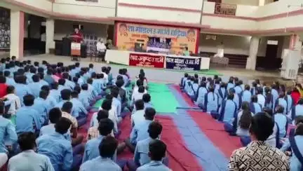 घट्टिया: शासकीय सांदीपनि विद्यालय, घटिया में लैपटॉप वितरण कार्यक्रम सम्पन्न