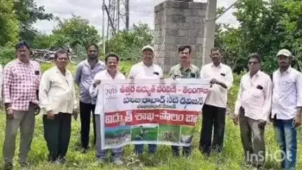సైదాపూర్: సోమారం గ్రామంలో విద్యుత్ శాఖ అధికారుల పొలంబాట కార్యక్రమం