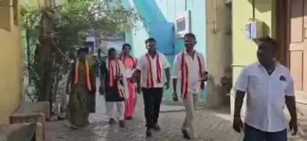 அருப்புக்கோட்டை: பந்தல்குடியில் வீதி வீதியாக சென்று 2026 சட்டமன்ற தேர்தலில் தமிழக வெற்றிக் கழக கழகத்திற்கு ஆதரவு தெரிவிக்க வேண்டும் என கேட்டுக்கொண்ட தவெகவினர்