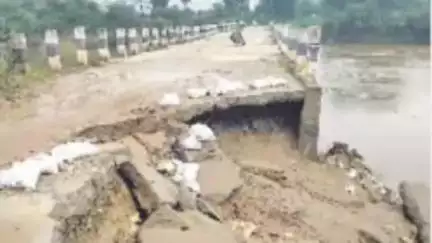 बूंदी: तेज बारिश और उफान के चलते घोड़ा पछाड़ नदी की पुलिया का एक हिस्सा क्षतिग्रस्त, आवागमन हुआ बंद