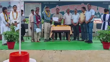 बड़वारा: बड़वारा: शासकीय उत्कृष्ट विद्यालय के मेधावी छात्र-छात्राओं को लैपटॉप की राशि वितरित, विधायक रहे उपस्थित