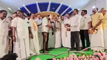 தூத்துக்குடி: புதிதாக தேர்ந்தெடுக்கப்பட்ட உறுப்பினர்களுக்கு அடையாள அட்டை புதுக்கிராமத்தில் காங்கிரஸ் கமிட்டி தலைவர் செல்வப் பெருந்தகை வழங்கினார்