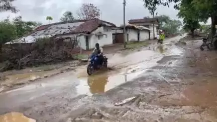 बालोद: जर्जर सड़क की समस्या पर प्रतिनिधिमंडल ने सौंपा ज्ञापन, जुंगेरा से घुमका तक 5 किमी सड़क निर्माण की उठी मांग