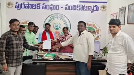 నందికొట్కూరు మున్సిపల్ కార్మికుల సమస్యలు పరిష్కరించాలని సిఐటియు ఆధ్వర్యంలో:మున్సిపల్ కమిషనర్ కు  కార్మికులు సమ్మె నోటీస్