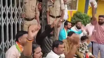 बिंद्रानवागढ़ गरियाबंद: गरियाबंद में कांग्रेसियों ने सहकारी समिति का किया घेराव