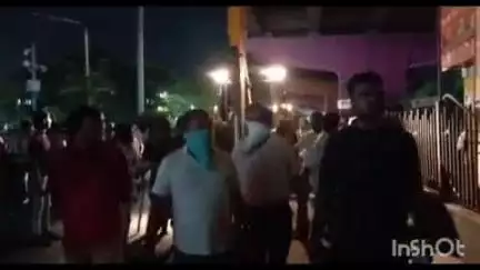 कैंट स्टेशन के सामने नाइट बाजार पर बुलडोजर की कार्रवाई की गई