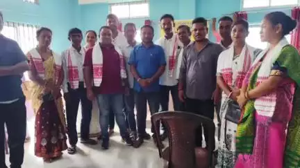 নলবাৰী: নলবাৰী উন্নয়ন খণ্ডত ১নং ধমধমা চতাইবাৰী গাঁও পঞ্চায়তৰ সদস্যাৰ ভাৰতীয় সংবিধানৰ বিধি অনুসৰি শপত গ্ৰহণ অনুষ্ঠান অনুষ্ঠিত