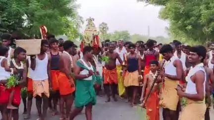 உளுந்தூர்பேட்டை: களவனூர் திரெளபதி அம்மன் கோயிலில் தீமிதித்து பூசாரி கையால் அடி வாங்கி நேர்த்திகடன் செலுத்திய பக்தர்கள்