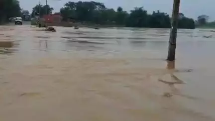 लगातार 3 दिनों की बारिश के बाद आडिल पुल से 3 फीट ऊपर बह रहा पानी, मालखरौदा से सक्ती मार्ग हुआ आवागमन के लिए बाधित