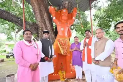 टिमरनी: प्रभारी मंत्री विश्वास सारंग ने गंजालेश्वर महादेव मंदिर में किया पूजन