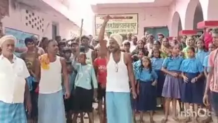 पुनपुन: संबलपुर विद्यालय को अकौना उच्च विद्यालय में मिलाने के फैसले पर छात्रों और अभिभावकों का प्रदर्शन