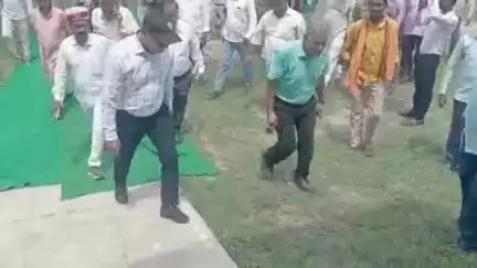 ज्ञानपुर: भदोही में जिलाधिकारी ने किया वृक्षारोपण, अवैध निर्माण पर कसी लगाम