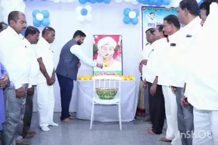 జనగాం: దొడ్డి కొమరయ్య ఆశయాలను కొనసాగించాలి. జిల్లా కలెక్టర్ కార్యాలయంలో 79 వర్ధంతి సందర్భంగా అధికారికంగా వర్ధంతి కార్యక్రమాలు