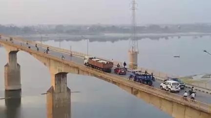 सेवराई: गाजीपुर के वीर अब्दुल हमीद सेतु पर एलईडी लाइटें लगाने का कार्य लगभग पूरा, अब दूधिया रोशनी में जगमगाएगा सेतु