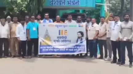 अकोला: बोधगया येथे सुरू असलेल्या महाबोधी मुक्ती आंदोलनात वंचित बहुजन युवा आघाडी बिहार पटना येथे रवाना
