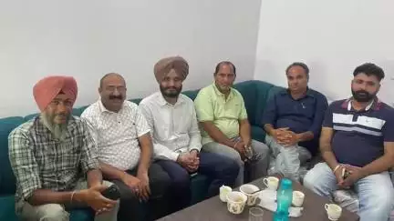ਫਾਜ਼ਿਲਕਾ: ਜ਼ਿਲ੍ਹਾ ਪਰਿਸ਼ਦ ਦਫਤਰ ਵਿਖੇ ਕਾਂਗਰਸ ਦੇ ਸੀਨੀਅਰ ਆਗੂ ਦਵਿੰਦਰ ਸਿੰਘ ਘੁਬਾਇਆ ਨੇ ਕਾਂਗਰਸ ਪਾਰਟੀ ਦੀ ਗਤੀਵਿਧੀਆਂ ਬਾਰੇ ਕੀਤਾ ਵਿਚਾਰ ਵਟਾਂਦਰਾ