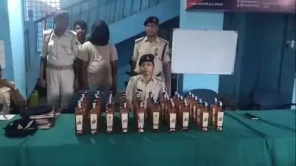 लौरिया: पकड़ी चौक से 17 लीटर विदेशी शराब और बाइक के साथ कारोबारी गिरफ्तार