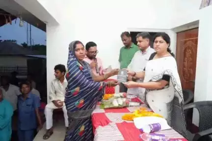 धमदाहा: शुक्रवार को मंत्री लेशी सिंह ने धमदाहा के विष्णुपुर एवं किशनपुर बलुआ पंचायत में राशन कार्ड का वितरण किया