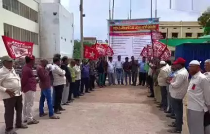 ఉరవకొండ: ఉరవకొండ : ఆర్టీసీ డిపో వద్ద గేట్ మీటింగ్ పెట్టి నిరసన తెలిపిన డిపో ఉద్యోగులు. ఆర్టీసీ సిబ్బంది సమస్యలను  పరిష్కరించాలి.