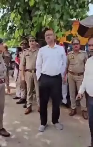 फर्रुखाबाद: श्रृंगीरामपुर घाट पर डीएम और एसपी ने कावड़ यात्रा की तैयारी का किया निरीक्षण, सुविधाओं के लिए दिए निर्देश