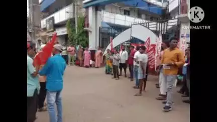 ওন্দা: বাঁকুড়া পৌরসভার গেটে ন- ই জুলাই সর্বভারতীয় সাধারণ ধর্মঘটের সমর্থনে বামপন্থী ট্রেড ইউনিয়ন গুলির পথসভা