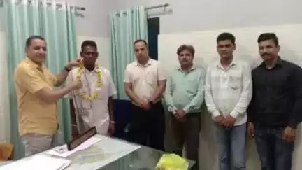 धरियावद: उपखण्ड अधिकारी धरियावद की पहल पर आड़ ग्राम पंचायत के कास्तकार ने स्वेच्छा से दी भूमि दान, किया गया सम्मान
