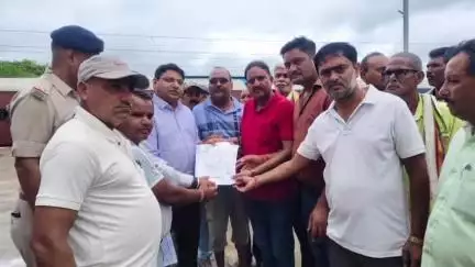 बड़वारा: रूपौंध रेलवे स्टेशन पर ट्रेनों के ठहराव और पुलिया की मरम्मत के लिए ग्रामीणों ने रेलवे महाप्रबंधक को ज्ञापन सौंपा