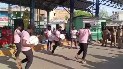 சின்ன சேலம்: சின்னசேலம் பேருந்து நிலைய பகுதியில் மாவட்ட காவல்துறை சார்பில் பெண்கள் மற்றும் பள்ளி மாணவர்களுக்கான விழிப்புணர்வு கலை நிகழ்ச்சி