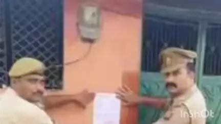 सलेमपुर: तरकुलवा पुलिस ने यौन शोषण के आरोपी के घर कुर्ती की नोटिस की चस्पा