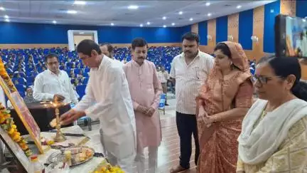 मैहर: एकलव्य विद्यालय मैहर में प्रतिभाशाली विद्यार्थी योजना के तहत विधायक की मौजूदगी में लैपटॉप राशि वितरित