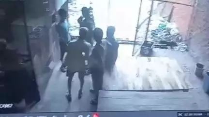 हसनगंज: कुसुंभी रोड पर शराब ठेके के कर्मचारियों ने युवक की की मारपीट, युवक की हुई मौत, शव को ठेके के बाहर फेंका