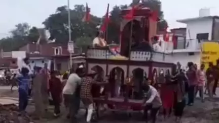 देवेंद्रनगर: पन्ना में भगवान जगन्नाथ की रथ यात्रा कीचड़ में फंसी, श्रद्धालु परेशान, प्रशासन मूकदर्शक बना