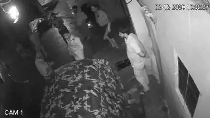 दो पुलिस कर्मचारी छोला थाना क  नसे में आकर महिला से अभद्रता कर रहे ते छोला थाना का मामला है महिला को गली गालोच कर रहे थे