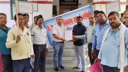 इटावा: वेतन और पेंशन की समस्या को लेकर जल निगम के कर्मचारियों ने प्रदर्शन किया, कलेक्टर पहुंचकर जिला अधिकारी को सौंपा ज्ञापन