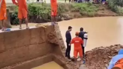 महासमुंद: स्टॉपडैम में धसी मिट्टी, लापता युवक की 24 घंटे बाद भी कोई जानकारी नहीं, एनडीआरएफ की टीम ऑक्सीजन सिलेंडर लेकर उतरी