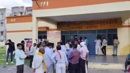 इटावा: कोतवाली इलाके के गुरु तेग बहादुर गुरुद्वारा के सामने बस से उतरते समय महिला को ट्रैक्टर ने कुचला, सैफई में तोड़ा दम