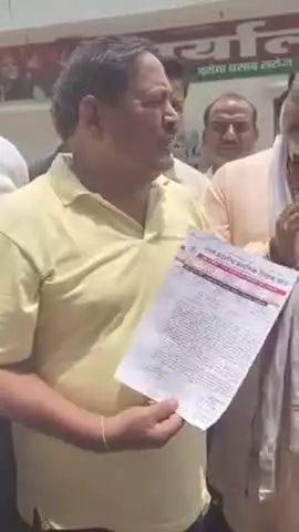 लालगंज: उत्तर प्रदेशीय प्राथमिक शिक्षक संघ ने विद्यालय मर्जर के विरोध में लालगंज सांसद और विधायक बेचई सरोज को सौंपा ज्ञापन