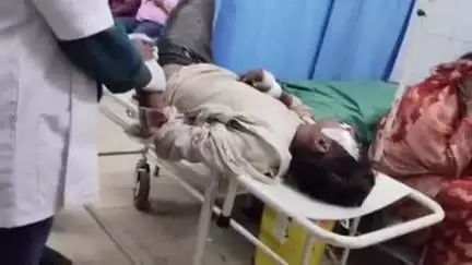 चंदौली: झांसी के समीप तेज रफ्तार बाइक अनियंत्रित होकर हाईवे पर गिरी, बाइक चालक की हालत गंभीर
