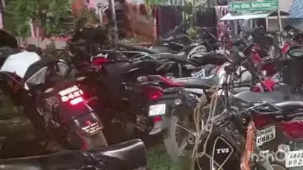 बिहटा: महादेव फुलवारी के पास पुलिस ने गेसिंग के अड्डे पर छापा मारा, एक दर्जन बाइक और ₹18000 नकद बरामद