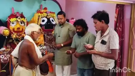 ବୀରମିତ୍ରପୁର: ହାତୀବାରି ମାଉସୀଗୁଡ଼ିରେ ଠାକୁରଙ୍କୁ ଦର୍ଶନ କଲେ ବୀରମିତ୍ରପୁର ବିଧାୟକ