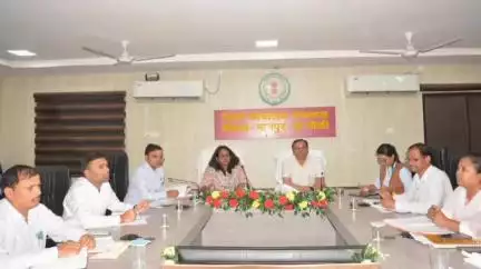 कलेक्ट्रेट सभागार में संभागायुक्त ने राजस्व अधिकारियों की बैठक ली, दिए दिशा-निर्देश