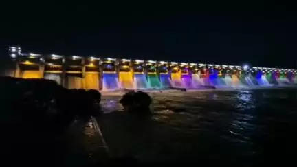 ಹೊಸಪೇಟೆ: ವಿದ್ಯುತ್ ದೀಪಾಲಂಕಾರದಿಂದ ಕಂಗೊಳಿಸುತ್ತಿರುವ ತುಂಗಭದ್ರಾ ಜಲಾಶಯ
