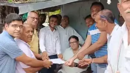 वल्लभनगर: कानोड़ में आमजन ने पूर्व विधायक रणधीर सिंह से लगाई गुहार, कहा- हमारी सड़क बनवा दो, उड़ती धूल से हैं परेशान