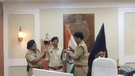 बिलासपुर: शहर बिलासपुर में वरिष्ठ पुलिस अधीक्षक ने कंधों पर स्टार लगाकर दी कर्मियों को पदोन्नति, दी बधाई और शुभकामनाएं