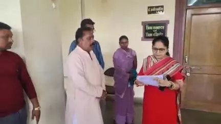 प्रतापगढ़: साबाखेड़ा गांव के घुमंतू कालबेलिया समाज के लोगों ने कलेक्टर को दिया ज्ञापन, पट्टे देने की मांग की